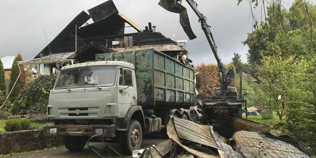 Вывоз мусора после пожара с утилизацией в Нижнем Тагиле в октябре