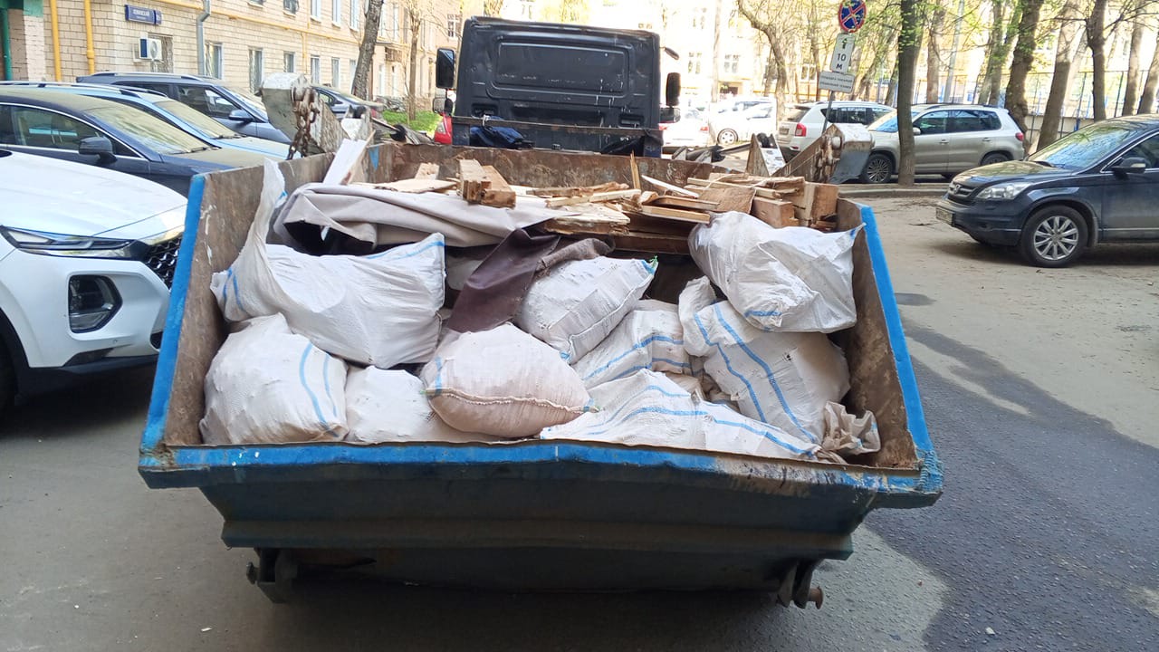 Вывоз мусора из магазина в Нижнем Тагиле в октябре