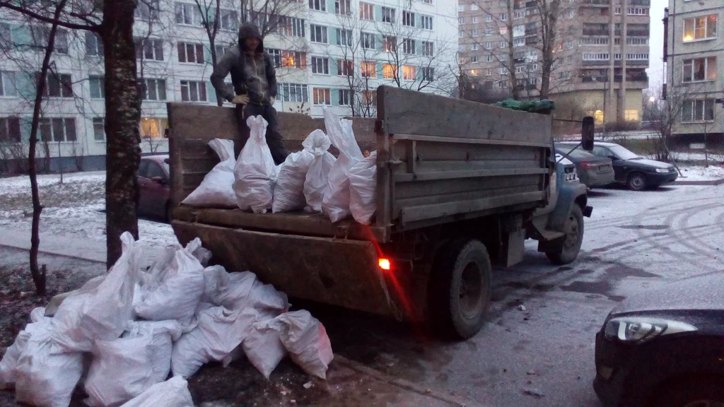 Вывоз мусора в мешках в Нижнем Тагиле в октябре