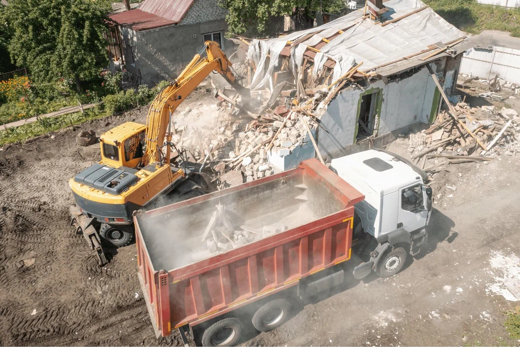 Вывоз мусора после сноса зданий с выездом в Нижнем Тагиле в октябре