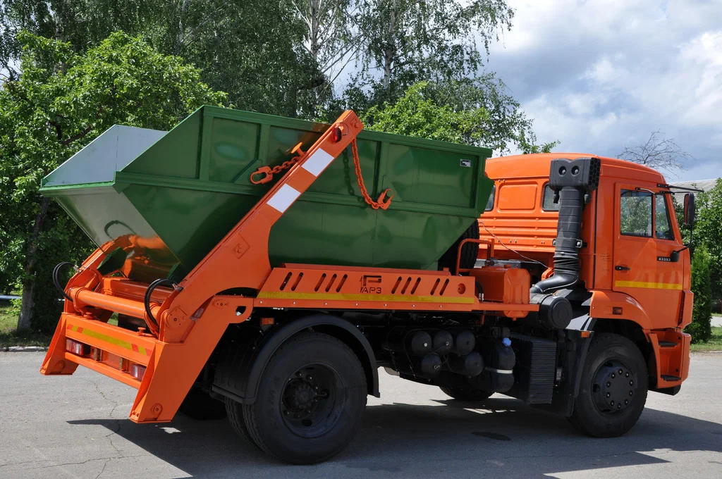 Заказ бункеровоза для вывоза мусора и отходов в Нижнем Тагиле в октябре