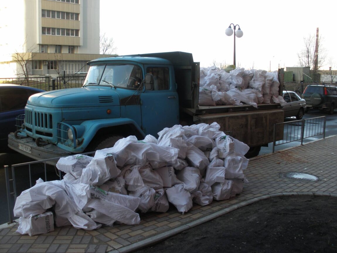 Вывоз мусора ЗИЛом в Нижнем Тагиле от ПроМусор: аренда самосвала ЗИЛ от 2342 руб