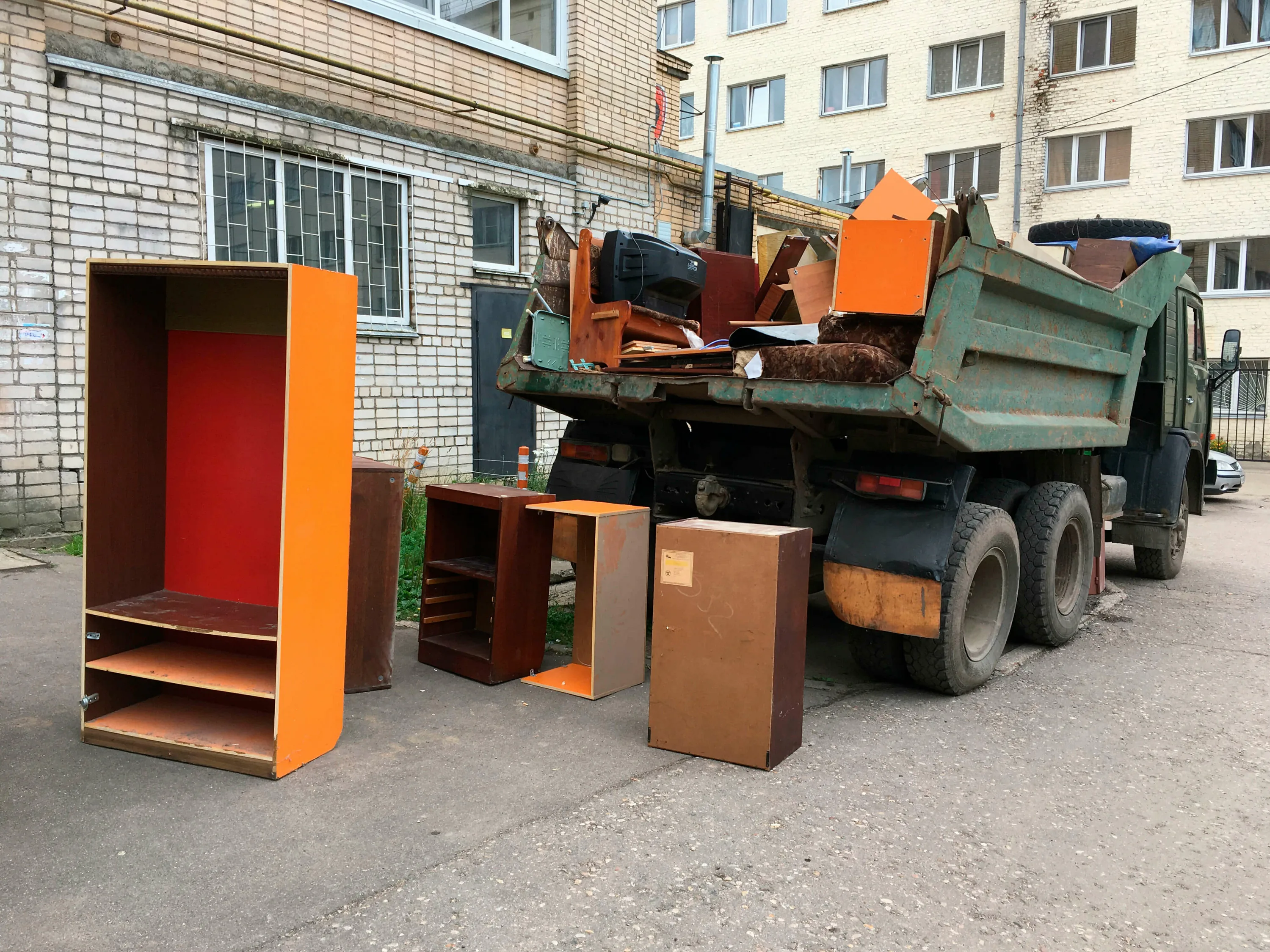 Утилизация старой мебели с вывозом и разбором в Нижнем Тагиле в октябре