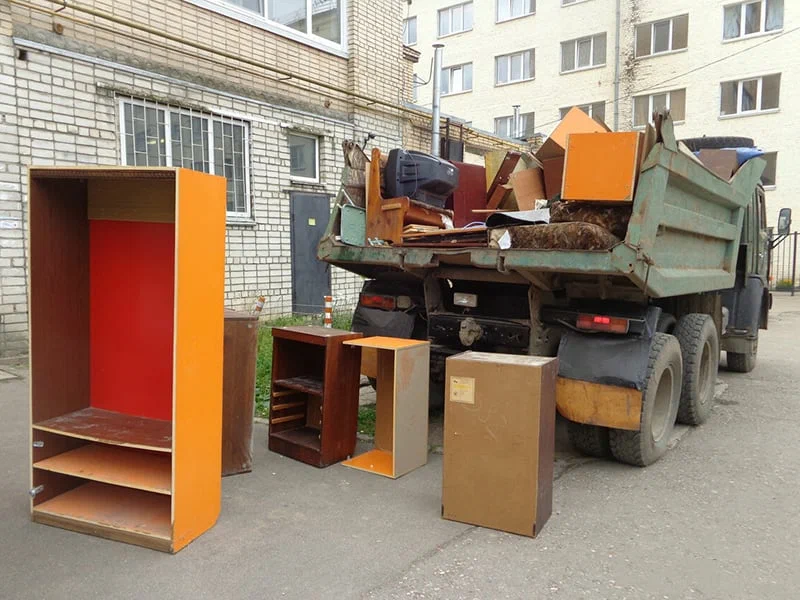 Вывоз шкафа в Нижнем Тагиле от ПроМусор — недорого, демонтаж, утилизация, вывоз из квартиры от 885 руб