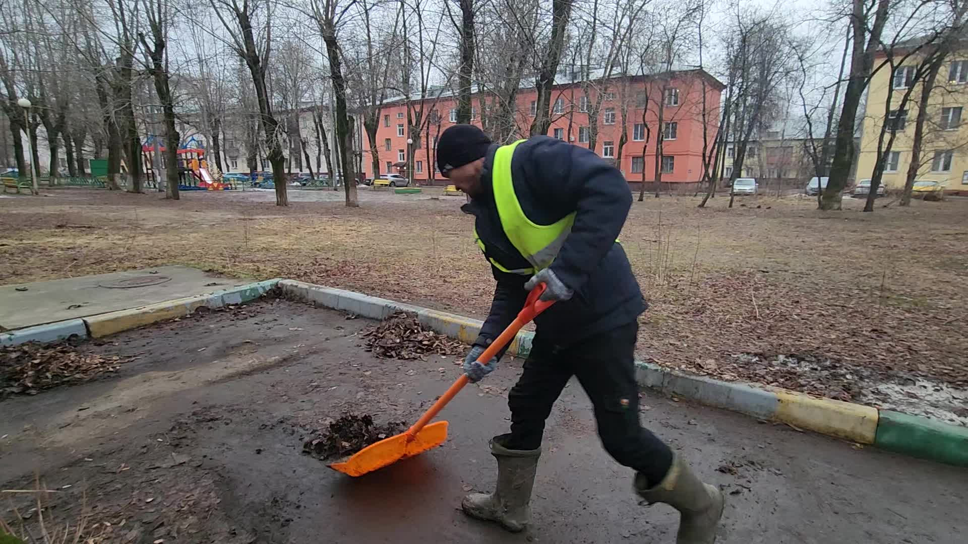 Уборка территорий в Нижнем Тагиле в октябре