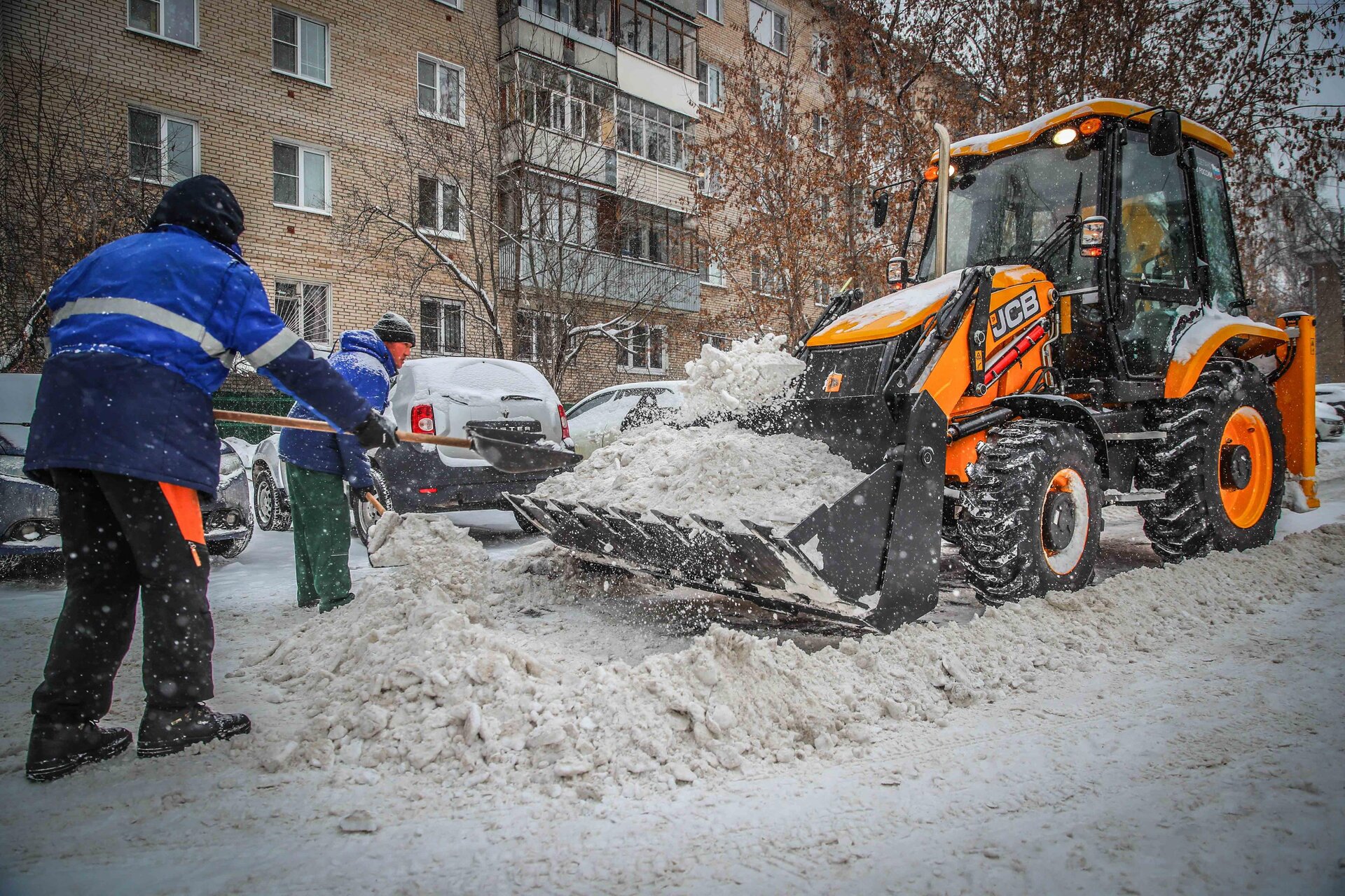 Очистка дворов от снега и наледи в Нижнем Тагиле — уборка снега, трактор и ручная, цены от 520 руб. | ПроМусор