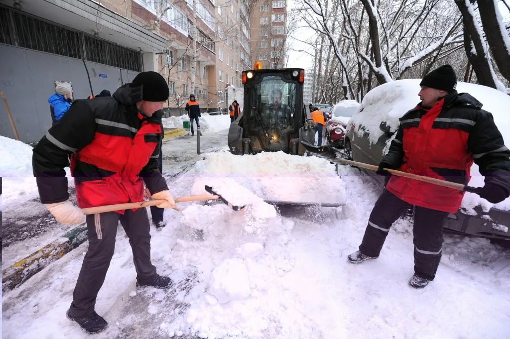 Очистка дворов от снега с гарантией результата в Нижнем Тагиле в октябре