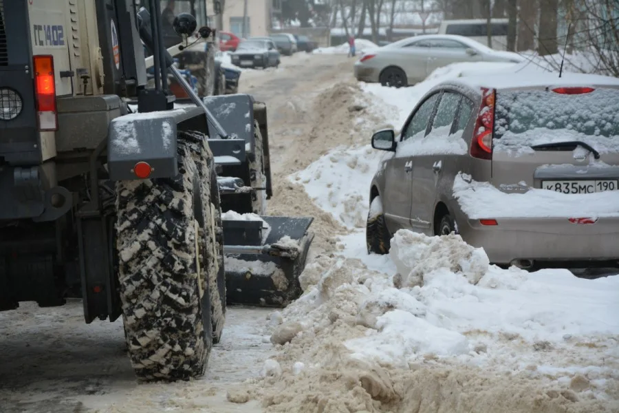 Уборка снега на парковках в Нижнем Тагиле в октябре