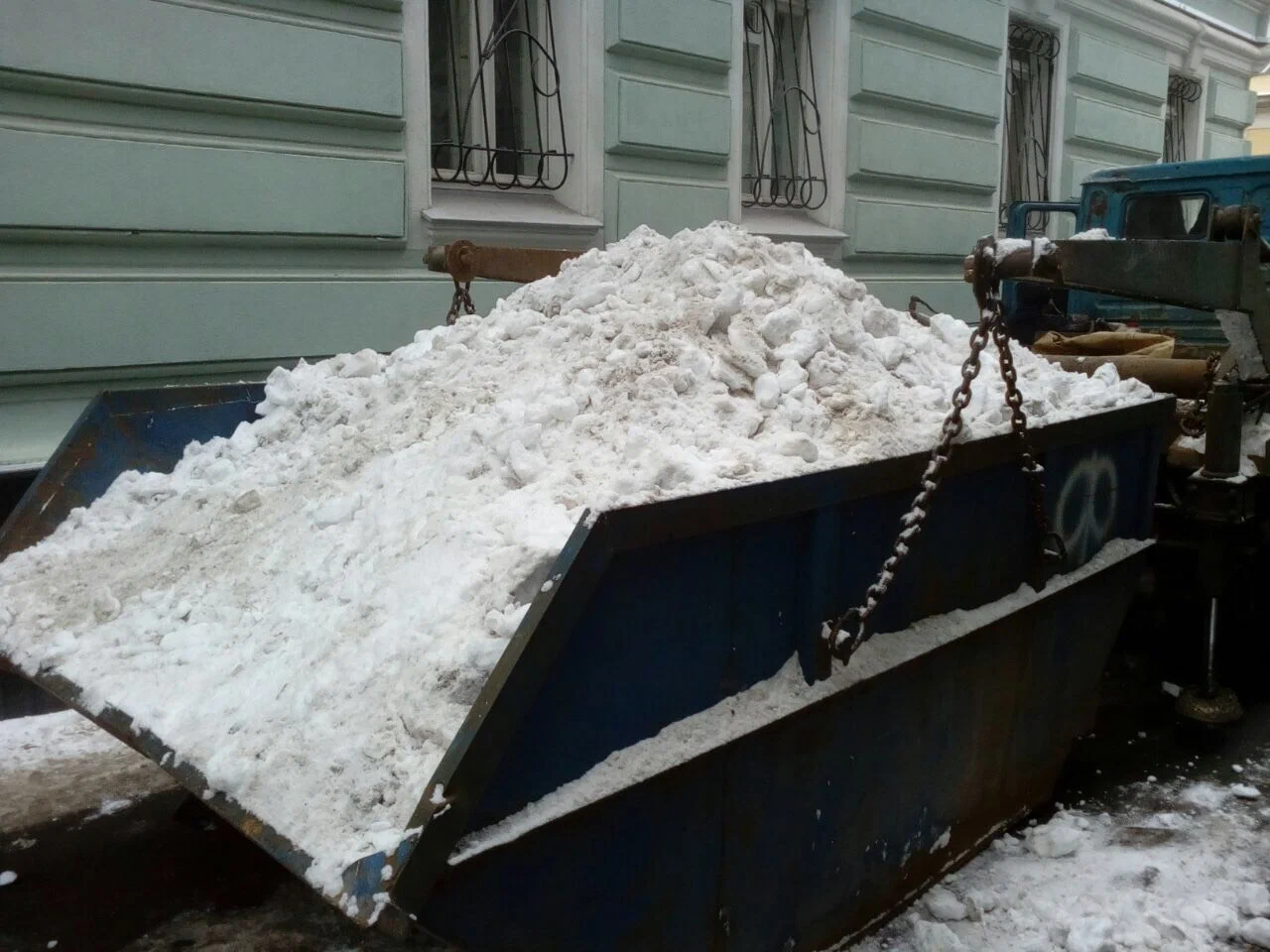 Вывоз снега контейнерами в Нижнем Тагиле в октябре